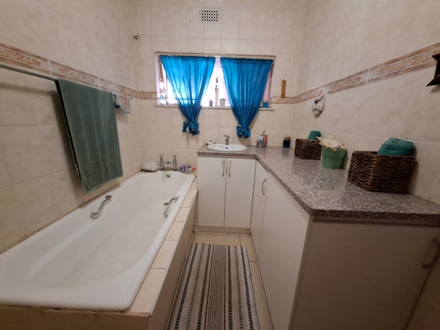 6 Bedroom Property for Sale in Uitsig Free State